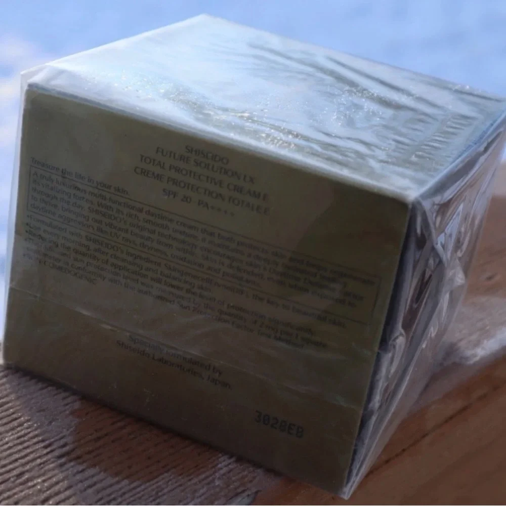 Shiseido Future Solution LX Moisturizing Day Cream - Gold and White